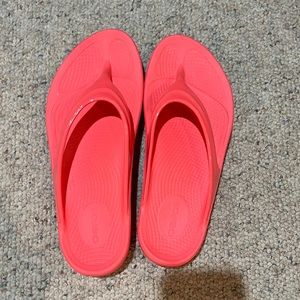OOFOS Thong Sandals